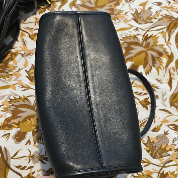 Vintage Coach Madison Black Leather Bag with Gold Zipper - Picture 7 of 11